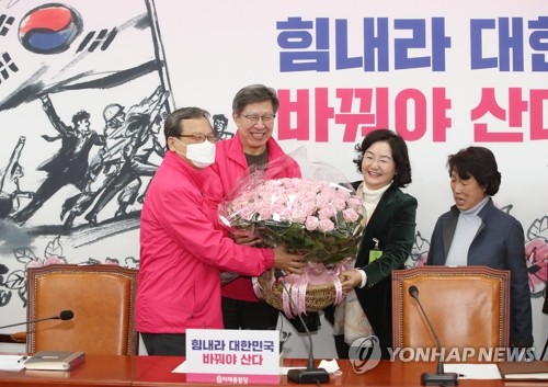 미래통합당 박형준(왼쪽 두 번째), 신세돈 공동선거대책위원장이 2020년 3월 31일 국회에서 열린 선거전략대책회의에서 지지자들로부터 분홍색 장미를 받고 있다. [연합뉴스 자료사진]