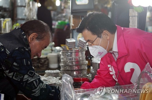 낙원상가 상인들 만나는 황교안(서울=연합뉴스) 서울 종로에 출마하는 미래통합당 황교안 대표가 지난 30일 서울 종로구 낙원상가를 찾아 상인들과 인사를 나누고 있다. [황교안측 제공. 재판매 및 DB 금지] zjin@yna.co.kr