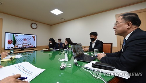 홍남기 부총리 2차 G20 화상 재무장관-중앙은행총재 회의(서울=연합뉴스) 홍남기 경제부총리 겸 기획재정부 장관이 지난달 31일 서울 광화문 정부서울청사에서 글로벌경제와 코로나19 대유행 대응방안을 논의하고자 열린 '제2차 G20 특별 화상 재무장관.중앙은행총재회의'에 참석하고 있다. 2020.4.1 [기획재정부 제공. 재판매 및 DB금지] photo@yna.co.kr