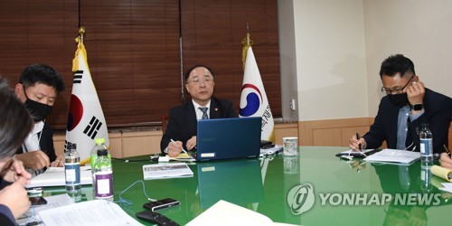 2차 G20 화상 재무장관-중앙은행총재 회의 참석한 홍남기 부총리(서울=연합뉴스) 홍남기 경제부총리 겸 기획재정부 장관(가운데)이 지난달 31일 서울 광화문 정부서울청사에서 글로벌경제와 코로나19 대유행 대응방안을 논의하고자 열린 '제2차 G20 특별 화상 재무장관.중앙은행총재회의'에 참석하고 있다. 2020.4.1 [기획재정부 제공. 재판매 및 DB금지] photo@yna.co.kr