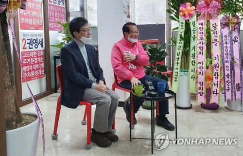 권영세 후보 지지 나선 유승민 의원(서울=연합뉴스) 이동환 기자 = 미래통합당 유승민 의원(왼쪽)이 1일 오전 서울 용산구에 출마하는 권영세 후보 선거사무실을 방문해 권 후보와 대화하고 있다. 2020.4.1 dhlee@yna.co.kr