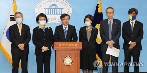 언론개혁 공약 발표하는 열린민주당(서울=연합뉴스) 하사헌 기자 = 열린민주당 비례대표 후보들이 1일 오후 서울 여의도 국회 소통관에서 언론개혁 공약을 발표하고 있다. 왼쪽부터 최강욱, 김진애, 김의겸, 강민정, 주진형, 김성회 후보. 2020.4.1 toadboy@yna.co.kr