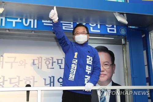 지지 호소하는 김부겸 (대구=연합뉴스) 김현태 기자 = 총선 유세 시작 첫날인 2일 오전 대구시 수성구 범어네거리에서 수성갑에 출마한 더불어민주당 김부겸 후보가 지지를 호소하고 있다. 2020.4.2 mtkht@yna.co.kr(끝)