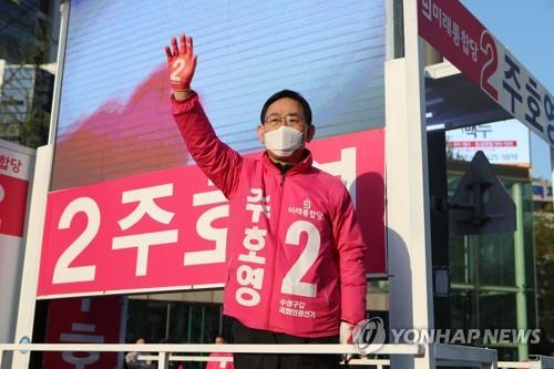 지지 호소하는 주호영(대구=연합뉴스) 김현태 기자 = 총선 유세 시작 첫날인 2일 오전 대구시 수성구 범어네거리에서 수성갑에 출마한 미래통합당 주호영 후보가 지지를 호소하고 있다. 2020.4.2 mtkht@yna.co.kr(끝)