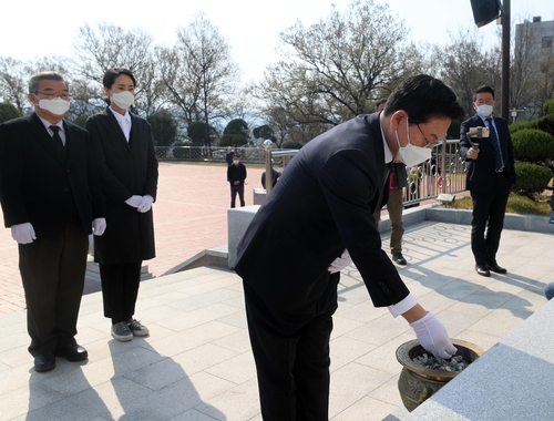 충혼탑서 분향하는 통합당 정우택 후보[촬영 이승민 기자]