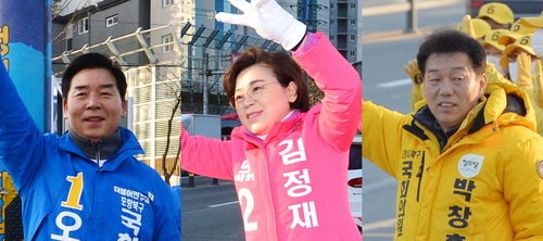 경북 포항 북구 후보(포항=연합뉴스) 손대성 기자 = 4·15 총선 선거운동이 시작된 2일 경북 포항시 북구 우현사거리에서 포항 북구 선거구에 출마한 더불어민주당 오중기, 미래통합당 김정재, 정의당 박창호 후보(왼쪽부터)가 아침 인사를 하고 있다. 2020.4.2