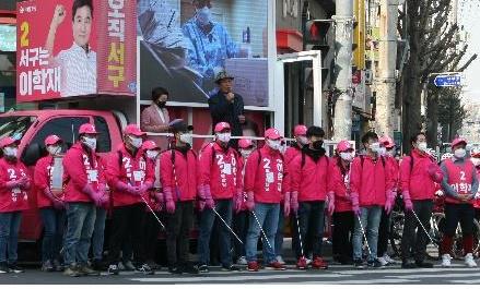 방역장비 챙긴 선거운동원[통합당 이학재 후보 제공, 재판매 및 DB 금지]