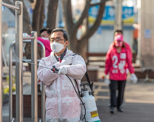방역 작업하는 경대수 후보 [경대수 후보 제공. 재판매 및 DB 금지]
