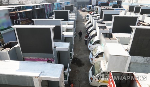 분주한 유세차량 제작작업(평택=연합뉴스) 홍기원 기자 = 제21대 국회의원선거 후보자 등록 시작을 사흘 앞둔 23일 오후 경기도 평택시의 한 유세차량 제작업체에서 직원들이 선거 유세에 사용할 차량을 제작하고 있다. 2020.3.23 xanadu@yna.co.kr