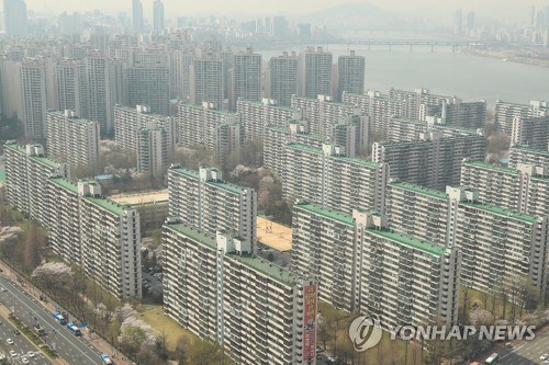 강남3구 아파트값 하락, 전셋값은 강세(서울=연합뉴스) 진연수 기자 = 정부의 대출 규제 강화 및 신종 코로나바이러스 감염증(코로나19) 여파로 서울 강남 3구의 아파트값이 하락세를 기록했다. 반면 전세 시장은 급등세가 감지되고 있다. 부동산 114에 따르면 지난주 서울 아파트 매매가격 변동률은 -0.01%였다. 이는 지난 2019년 6월 첫 주(6월 7일, -0.01%) 이후 처음으로 하락한 것이다. 서울 아파트 전셋값은 한국감정원의 조사를 보면 지난달 17일 이후 6주 연속 0.04% 상승해 올해 누적 0.76% 뛰었다. 사진은 31일 서울 강남 일대 아파트 단지. 2020.3.31 jin90@yna.co.kr