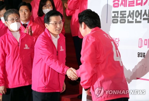 미래통합당 황교안 대표와 미래한국당 원유철 대표가 2020년 4월 1일 국회 로텐더홀 홀 앞 계단에서 열린 '나라살리기·경제살리기' 공동 선언식에서 악수하고 있다. [연합뉴스 자료사진]