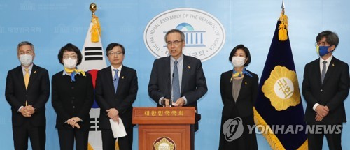 열린민주당, 언론개혁 공약 발표열린민주당 비례대표 후보들이 1일 오후 서울 여의도 국회 소통관에서 언론개혁 공약을 발표하고 있다. 왼쪽부터 최강욱, 김진애, 김의겸, 주진형, 강민정, 김성회 후보. [연합뉴스 자료사진]