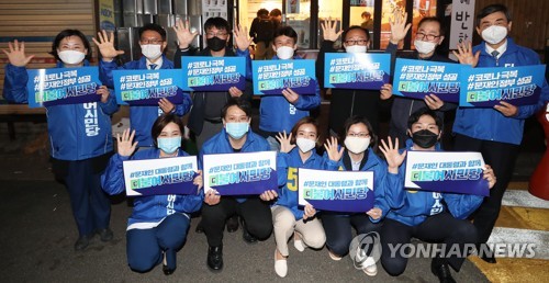 선거운동 시작한 더불어시민당(안양=연합뉴스) 홍기원 기자 = 더불어시민당 최배근, 우희종, 이종걸 상임공동선대위원장 및 비례대표 후보들이 2일 0시를 기해 경기도 안양시 동안구 안양우편물류센터 인근 카페에서 열린 '더불어시민당 선거운동 시작 발표 및 정책 간담회'에서 파이팅을 외치고 있다. 2020.4.2 xanadu@yna.co.kr