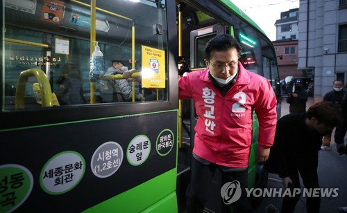 출근길 시민들에게 인사 마친 황교안 후보(서울=연합뉴스) 김인철 기자 = 제21대 국회의원 선거운동이 시작된 2일 오전 서울 종로구에 출마하는 미래통합당 황교안 후보가 종로구 옥인동에서 첫 차를 타고 출근하는 시민들에게 인사 후 버스에서 내리고 있다. 2020.4.2 yatoya@yna.co.kr