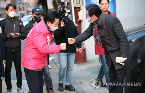 시민과 주먹 인사하는 황교안(서울=연합뉴스) 김인철 기자 = 제21대 국회의원 선거운동이 시작된 2일 오전 서울 종로구에 출마하는 미래통합당 황교안 후보가 종로구 옥인동에서 시민들과 인사하고 있다. 2020.4.2 yatoya@yna.co.kr