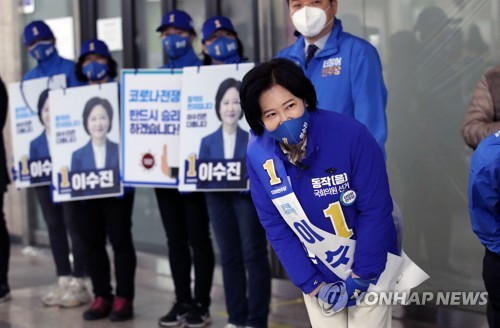 출근길 시민들에게 인사하는 이수진 후보(서울=연합뉴스) 김인철 기자 = 제21대 국회의원선거에서 서울 동작을에 출마하는 더불어민주당 이수진 후보가 2일 오전 동작구 지하철 남성역 개표소 앞에서 출근길 시민들에게 인사하고 있다. 2020.4.2 yatoya@yna.co.kr