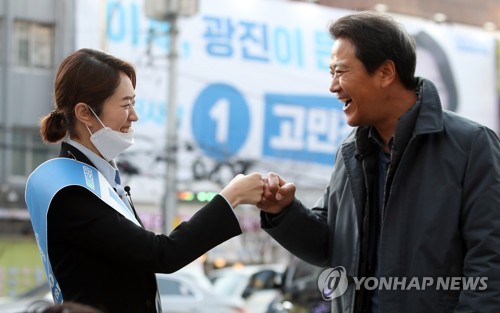 임종석과 주먹 맞대는 고민정 후보(서울=연합뉴스) 임헌정 기자 = 4·15 총선 공식 선거운동 개시일인 2일 오전 서울 광진구 자양사거리에서 더불어민주당 광진을 고민정 후보(왼쪽)가 유세 지원을 위해 온 임종석 전 대통령 비서실장과 주먹을 맞대며 밝게 웃고 있다. 2020.4.2 kane@yna.co.kr