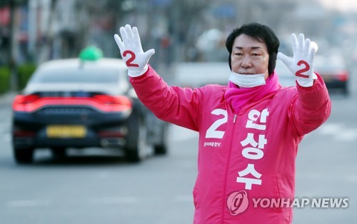 출근길 시민 지지 호소하는 안상수(인천=연합뉴스) 윤태현 기자 = 제21대 총선 인천 동구미추홀을에 출마한 미래통합당 안상수 후보가 2일 오전 인천시 미추홀구 학익사거리에서 출근하는 시민들에게 인사하며 지지를 호소하고 있다. 2020.4.2 tomatoyoon@yna.co.kr