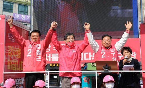 서울 강서지역 지원나선 유승민(서울=연합뉴스) 미래통합당 유승민 의원(가운데)이 2일 오전 서울 강서구 화곡역 앞에서 강서갑 구상찬 후보, 강서병 김철근 후보의 공동유세에 함께 하고 있다. 2020.4.2
    [김철근 후보 측 제공. 재판매 및 DB 금지] photo@yna.co.kr