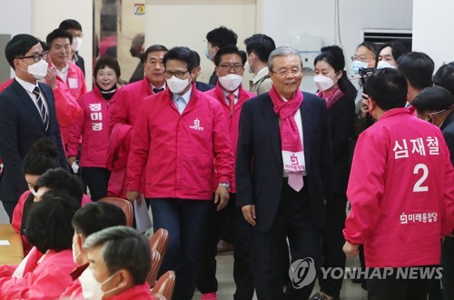 입장하는 김종인(수원=연합뉴스) 홍기원 기자 = 김종인 미래통합당 총괄선거대책위원장이 2일 오전 경기도 수원시 미래통합당 경기도당에서 열린 제21대 국회의원선거 경기 현장 선거대책위원회 회의에서 입장하고 있다. 2020.4.2 xanadu@yna.co.kr