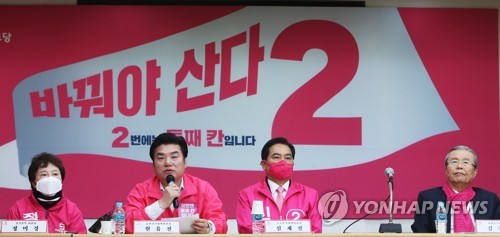 발언하는 원유철(수원=연합뉴스) 홍기원 기자 = 원유철 미래한국당 총괄선거대책위원장이 2일 오전 경기도 수원시 미래통합당 경기도당에서 열린 미래통합당 제21대 국회의원선거 경기 현장 선거대책위원회 회의에서 발언하고 있다. 2020.4.2 xanadu@yna.co.kr