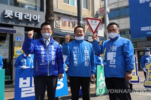 원경환 후보, 장신상 횡성군수 후보와 합동 출정식(횡성=연합뉴스) 원경환 민주당 홍천·횡성·영월·평창 국회의원 후보(가운데)는 2일 오전 횡성군 횡성읍 시계탑 로터리에서 장신상 횡성군수 후보(왼쪽)와 합동 출정식을 갖고 본격적인 선거운동에 나섰다. 2020.4.2 [원경환 후보 캠프 제공.재판매 및 DB 금지] kimyi@yna.co.kr