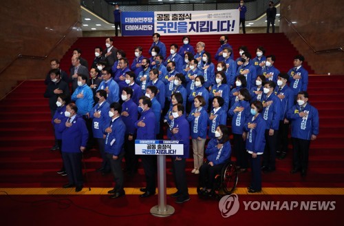 중앙선대위 합동 출정식하는 민주당-시민당(서울=연합뉴스) 김인철 기자 = 2일 오후 국회 본관 로텐더홀에서 열린 더불어민주당-더불어시민당 제21대 국회의원선거 중앙선대위 합동 출정식에서 민주당 이해찬, 이낙연 상임공동선대위원장과 시민당 최배근, 우희종 상임공동선대위원장 등 참석자들이 국민의례를 하고 있다. 2020.4.2 yatoya@yna.co.kr