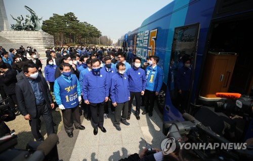 민주당 유세 버스 탑승하는 이낙연-이해찬(서울=연합뉴스) 김인철 기자 = 더불어민주당 이낙연, 이해찬 상임공동선대위원장과 이인영 공동선대위원장 등이 2일 오후 국회 본관 앞 계단에서 당 유세 버스에 탑승하고 있다. 2020.4.2 yatoya@yna.co.kr
