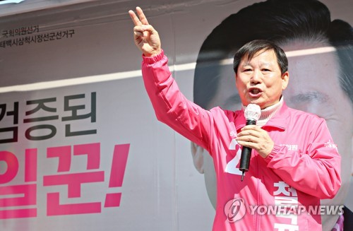 "검증된 일꾼, 2번입니다"(태백=연합뉴스) 배연호 기자 = 제21대 총선 동해·태백·삼척·정선 선거구에 출마한 미래통합당 이철규 후보가 2일 강원 태백시 황지동 농협 사거리에서 거리 유세를 하고 있다. 2020.4.2 byh@yna.co.kr