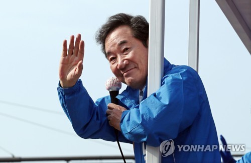 본격 유세 활동 나선 이낙연 후보(서울=연합뉴스) 김인철 기자 = 제21대 국회의원선거에서 서울 종로구에 출마한 더불어민주당 이낙연 후보가 2일 오후 종로구 통의동 일대에서 유세 활동을 하고 있다. 2020.4.2 yatoya@yna.co.kr