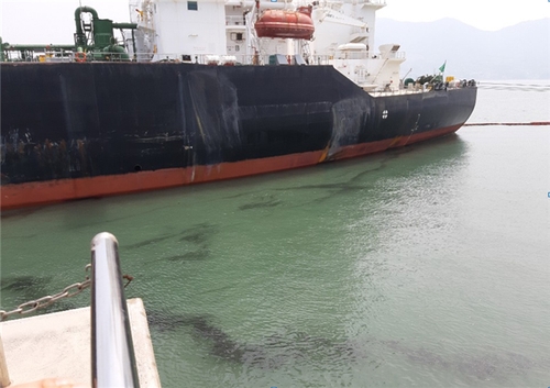 해상에 배출된 검댕[남해해경청 제공·재판매 및 DB 금지]