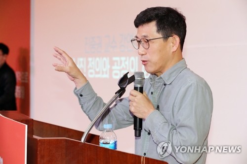 강연하는 진중권 전 교수진중권 전 동양대 교수가 2월 9일 오후 서울 영등포구 하이서울유스호스텔 대강당에서 열린 안철수신당(가칭) 중앙당 창당발기인대회 사전행사에서 "무너진 정의와 공정의 회복"을 주제로 강연하고 있다. [연합뉴스 자료사진]