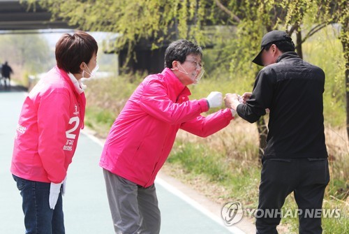 김은혜 후보 지원 나선 유승민미래통합당 유승민 의원이 지난 2일 오후 경기도 성남시 탄천에서 분당갑에 출마한 김은혜 후보 지지를 호소하며 시민들과 인사하고 있다.[연합뉴스 자료사진]
