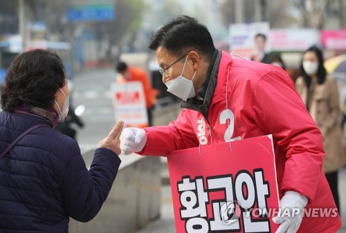 출근길 시민과 인사하는 황교안(서울=연합뉴스) 진성철 기자 = 미래통합당 서울 종로 황교안 후보가 3일 서울 종로구 동묘역 사거리에서 출근길 시민과 인사하고 있다.  2020.4.3 zjin@yna.co.kr