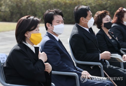 4·3 희생자 추념식 참석한 여야 대표(제주=연합뉴스) 김주성 기자 = 3일 제주 4·3 평화공원에서 열린 '제72주년 제주 4·3 희생자 추념식'에 정의당 심상정 대표(왼쪽부터), 더불어민주당 이인영 원내대표, 미래통합당 심재철 원내대표, 민생당 장정숙 원내대표가 참석해 있다. 2020.4.3 utzza@yna.co.kr