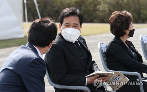 4·3 희생자 추념식 참석한 이인영-심재철(제주=연합뉴스) 김주성 기자 = 3일 제주 4·3 평화공원에서 열린 '제72주년 제주 4·3 희생자 추념식'에 더불어민주당 이인영 원내대표(왼쪽)와 미래통합당 심재철 원내대표가 대화하고 있다. 2020.4.3 utzza@yna.co.kr