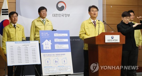 긴급재난지원금 '고액자산가 대상자에서 제외'(세종=연합뉴스) 김주형 기자 = 윤종인 행정안전부 차관(왼쪽 세번째)이 3일 오전 세종시 정부세종청사에서 코로나19 사태에 따른 긴급재난지원금 지급과 관련한 관계부처 합동 태스크포스(TF) 결과를 발표하고 있다. 2020.4.3 kjhpress@yna.co.kr