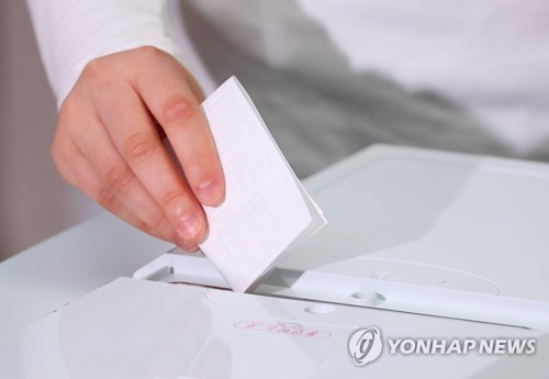 미리 체험해보는 투표(서울=연합뉴스) 김도훈 기자 = 3일 오전 서울 송파구 어린이 직업 체험형 테마파크 키자니아에서 열린 제1대 키자니아 대표 캐릭터 선거 투표에서 한 참여 어린이가 투표함에 투표용지를 넣고 있다.
이번 행사는 서울시선거관리위원회가 21대 국회의원선거에 대한 국민적 관심과 투표 참여를 높이기 위해 마련했다. 2020.4.3 superdoo82@yna.co.kr