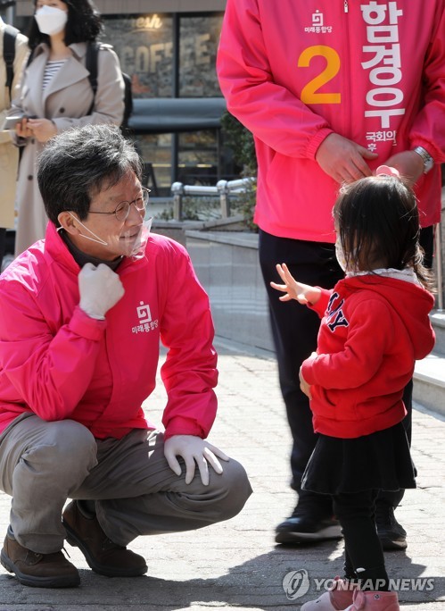 유승민, 수도권 격전지 지원 유세(고양=연합뉴스) 김병만 기자 = 경기 고양을 함경우 후보 지원유세에 나선 미래통합당 유승민 의원이 3일 오후 덕양구 행신역 인근에서 만난 한 아이와 눈 인사를 하고 있다.
    유 의원은 불출마 선언 이후 잠행하면서 선대위에서 공식직책을 맡지는 않았지만 총선이 시작되자 중도·개혁 표심이 필요한 수도권 경합지를 중심으로 측면 지원에 적극 나섰다.
    2020.4.3 kimb01@yna.co.kr
