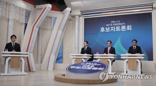 세종을 후보자 토론회(세종=연합뉴스) 3일 세종 한국영상대학교에서 세종시 출입기자단과 티브로드 세종방송이 공동 주관해 열린 '세종을 선거구 국회의원 후보 초청 토론회'에서 왼쪽부터 민주당 강준현·통합당 김병준·민생당 정원희 후보가 세종시 행정수도 완성 해법 등을 놓고 토론을 벌이고 있다. 2020.4.3 [세종시 출입기자단 제공. 재판매 및 DB 금지] jyoung@yna.co.kr