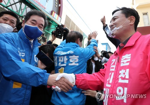 어색한 만남(춘천=연합뉴스) 양지웅 기자 = 더불어민주당 이낙연 상임공동선대위원장(왼쪽)이 3일 오후 강원 춘천 중앙시장에서 상인들을 만나던 중 같은 곳에서 유세 중인 미래통합당 김진태 춘천·철원·화천·양구갑 후보를 만나 악수하고 있다. 2020.4.3 yangdoo@yna.co.kr