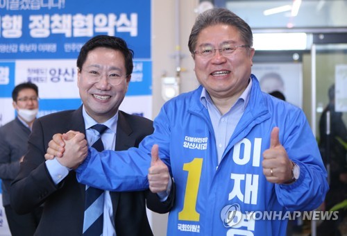 양산 찾은 양정철(양산=연합뉴스) 박정헌 기자 = 양정철 민주연구원장이 3일 오후 경남 양산갑에 출마한 더불어민주당 이재영 후보 선거사무소에서 이 후보와 함께 엄지손가락을 들어 올리고 있다. 2020.4.3 home1223@yna.co.kr