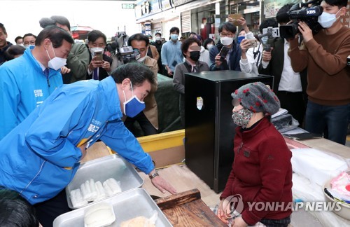 춘천 상인들 만나는 이낙연(춘천=연합뉴스) 양지웅 기자 = 더불어민주당 이낙연 상임공동선대위원장(왼쪽)이 3일 오후 강원 춘천 중앙시장에서 상인들과 만나 도내 같은 당 후보들을 지지해줄 것을 호소하고 있다. 2020.4.3 yangdoo@yna.co.kr