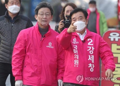 경기 의정부갑 지원 유세 나선 유승민(의정부=연합뉴스) 임병식 기자 = 미래통합당 유승민 의원(왼쪽)이 3일 경기도 의정부시를 찾아 4·15 총선 경기 의정부갑에 출마한 같은 당 강세창 후보 지지를 호소하기 위해 지하철 1호선 회룡역 앞으로 함께 이동하고 있다. 2020.4.3 andphotodo@yna.co.kr