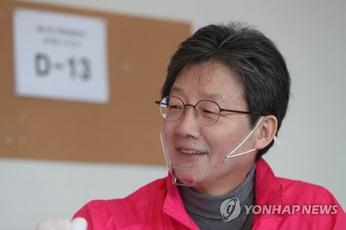 경기 의정부갑 지원유세 나선 유승민(의정부=연합뉴스) 임병식 기자 = 미래통합당 유승민 의원이 3일 경기도 의정부시를 찾아 4·15 총선 경기 의정부갑에 출마한 미래통합당 강세창 후보와 대화를 나누고 있다. 2020.4.3 andphotodo@yna.co.kr