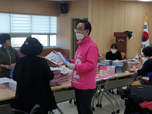 선거 공보물 발송 공무원 격려하는 주호영  (대구=연합뉴스) 대구 수성갑 선거구에 출마한 미래통합당 주호영 후보가 관내 한 행정복지센터를 찾아 선거공보물 발송 준비를 하는 공무원들을 만나고 있다. 2020.4.4 [캠프 제공.재판매 및 DB금지]