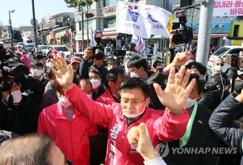 지지자 환호에 답하는 황교안(서울=연합뉴스) 진성철 기자 = 미래통합당 서울 종로 황교안 후보가 주말인 4일 종로구 재동초등학교 앞 삼거리에서 거리유세 도중 지지자들의 환호에 답하고 있다.  2020.4.4 zjin@yna.co.kr