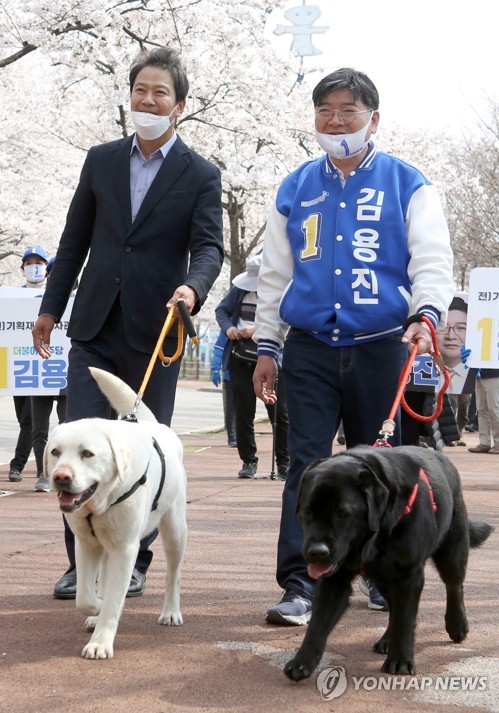 임종석, 김용진 후보 지원 유세(서울=연합뉴스) 임종석 전 대통령 비서실장이 4일 오전 경기도 이천 설봉공원에서 더불어민주당 이천 김용진 후보 지원 유세를 하고 있다. 2020.4.4 [김용진 후보 제공. 재판매 및 DB금지] photo@yna.co.kr