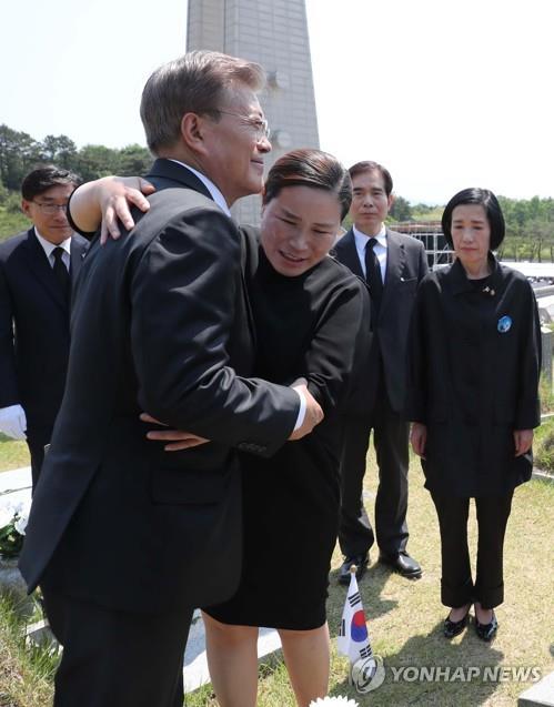 대통령 위로받는 김소형씨[연합뉴스 자료사진]