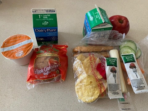 미국 버지니아주 공립학교가 제공하는 무료 급식 (워싱턴=연합뉴스) 임주영 특파원 = 미국 버지니아주 페어팩스 카운티 교육청 공립학교가 휴교 중인 학생들에게 제공하는 무료 급식 두 끼분. 2020.4.5
zoo@yna.co.kr